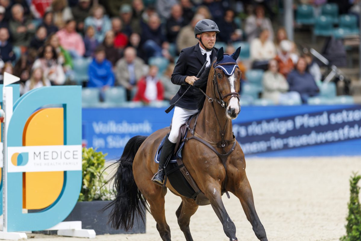 BALVE - LONGINES Balve Optimum 2026

KUWERTZ Bjoern (GER), Castlefield Apollo
Springprüfung Kl.S**** mit 2 Umläufen (1.55 m) - 1. Wertungsprüfung Deutsche Meisterschaften Springreiter 2026
PREIS DES MITTELSTANDES
präsentiert von der TRIO Lighting Group und der Drewke Baugesellschaft GmbH

Balve, Reitanlage Schloss Wocklum
05. June 2026
© www.sportfotos-lafrentz.de/Stefan Lafrentz