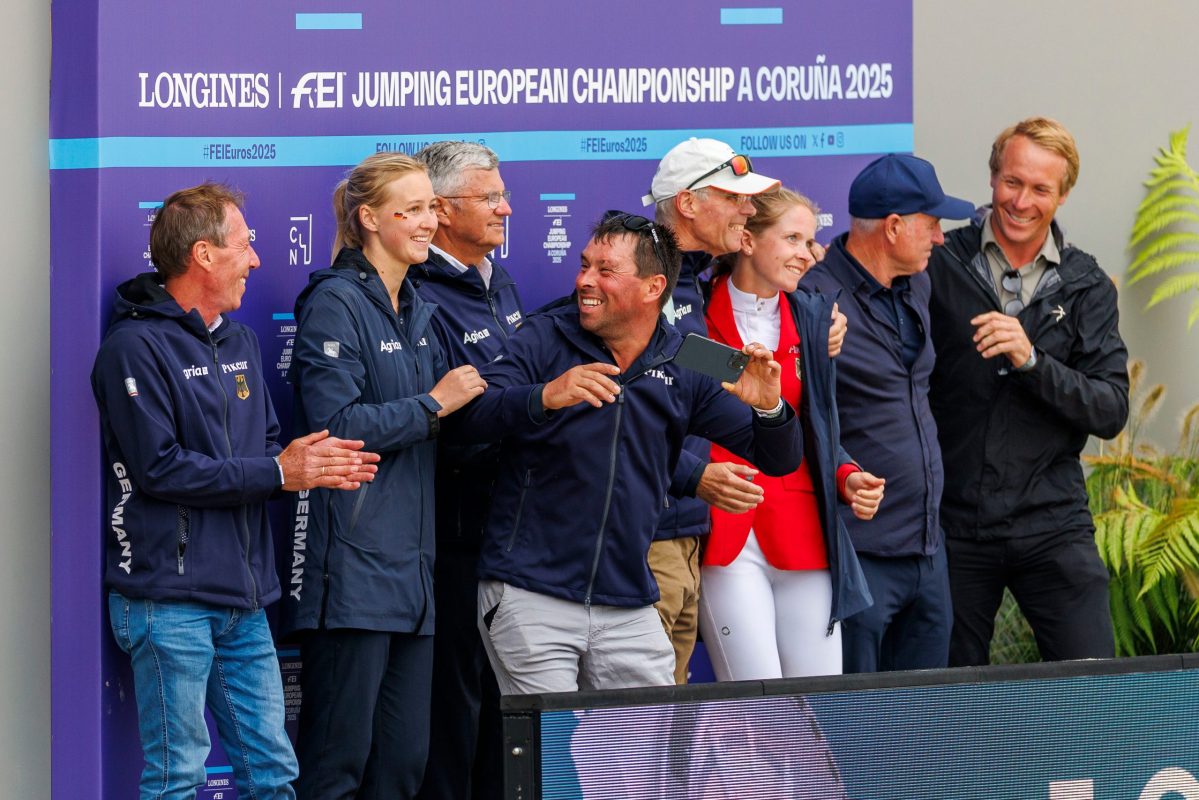 Freude und Erleichterung beim Team Deutschland nach der Nullrunde von Richard Vogel und United Touch S, die bedeutete, dass es auf jeden Fall eine Medaille geben würde. Welche Farbe, stand zu dem Zeitpunkt noch nicht fest. Foto: Sportfotos-lafrentz.de