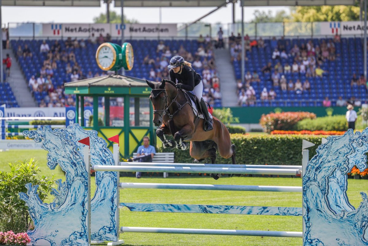 Lia Sophie Bolten und Charming Cassilia waren bestes rheinisches Paar in der Qualifikation zum Finale von Deutschlands U25 Springpokal. Foto: Thamm