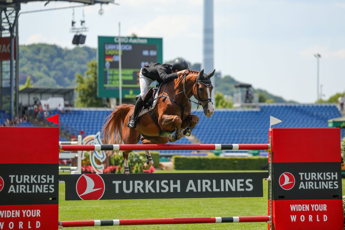 Liam Broich und Cadou beim U25-Springpokal in Aachen. Foto: Thamm