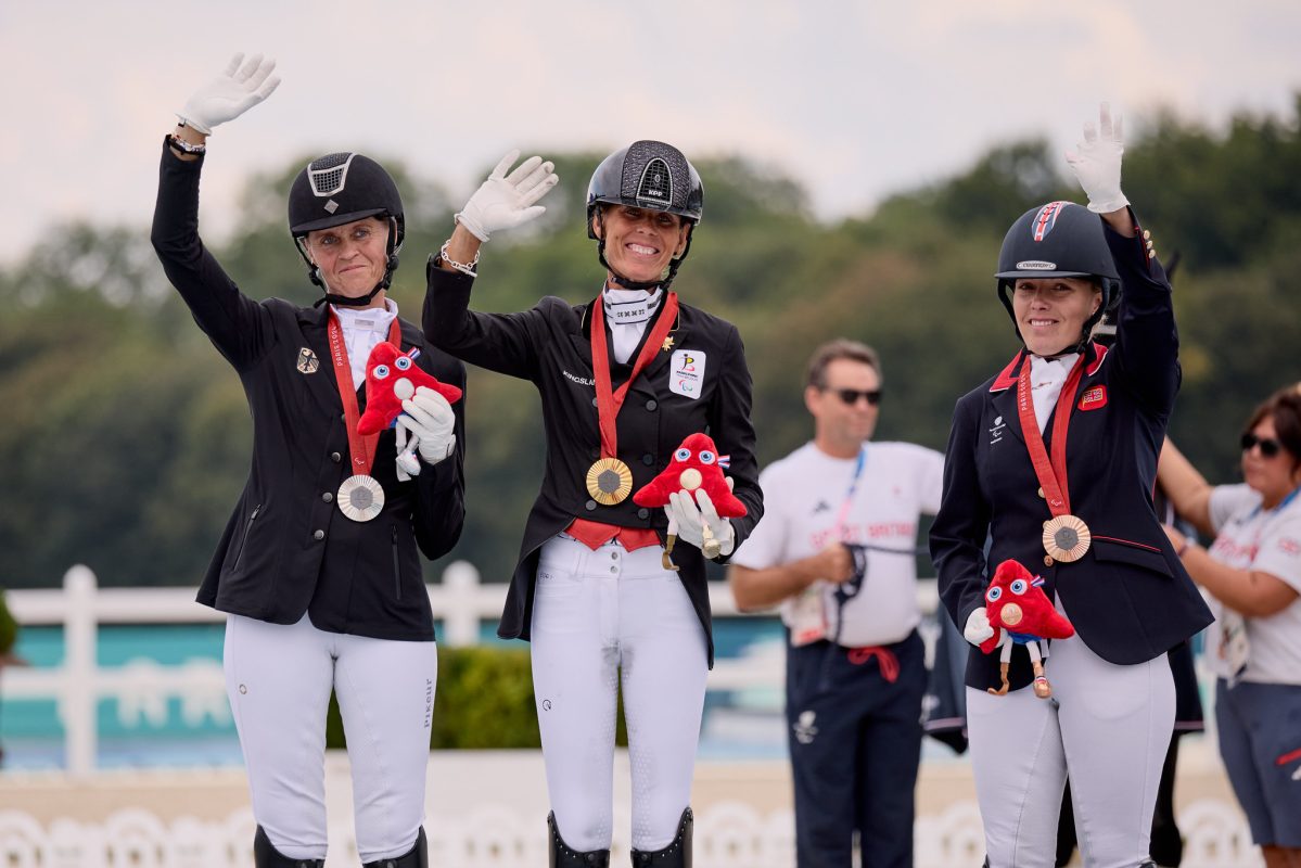 Das Podium der Paralympics 2024 mit Regine Mispelkamp auf dem Silbertreppchen. Foto: FEI