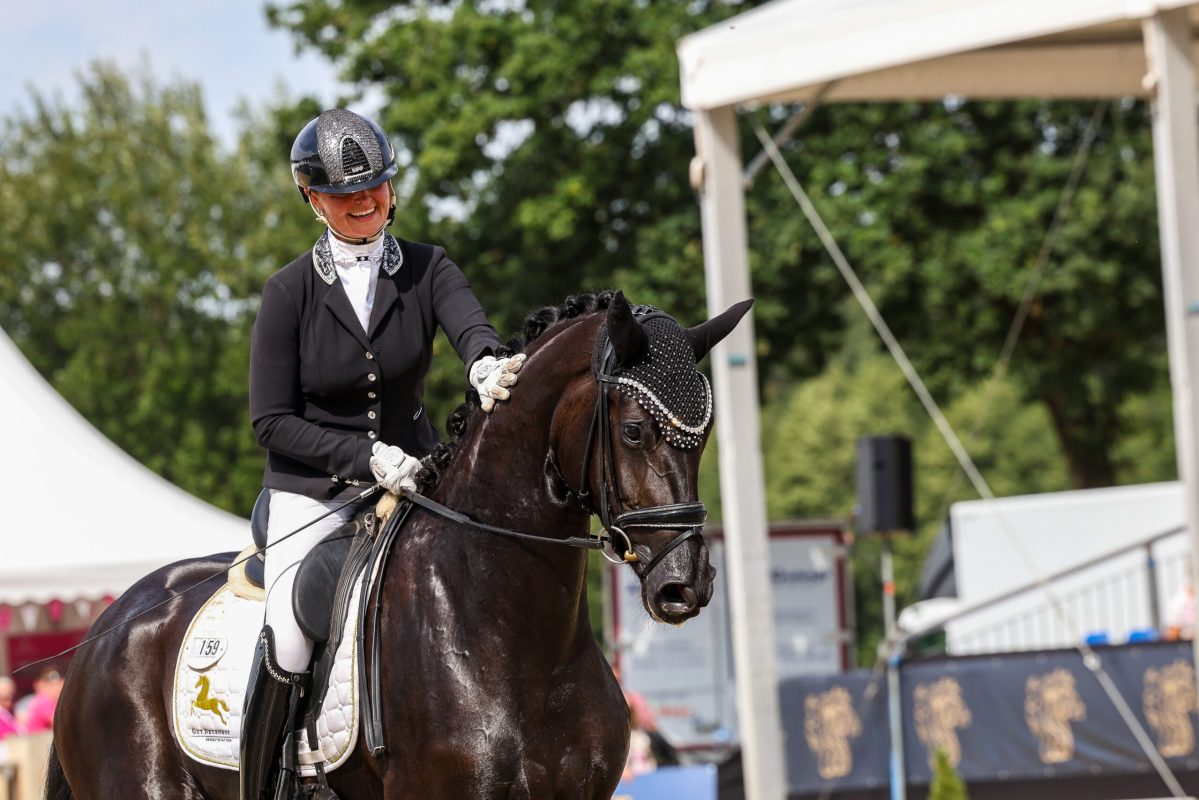 Danica Duen und Gut Neuenhofs Moon River gewannen das Bundeschampionat der dreijährigen Stuten und Wallache. (Foto Thamm)