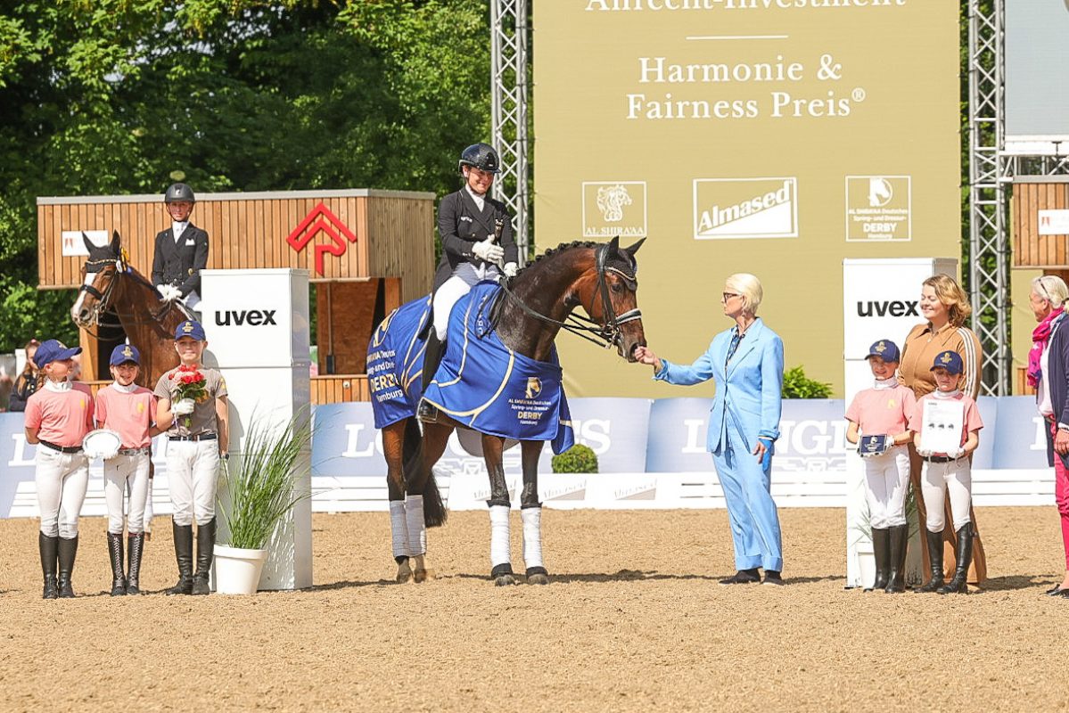 Glückwünsche von Turnierchefin Ann-Kathrin Linsenhoff für Isabell Werth und Skovens Tzarina zum Sieg in der Intermédiaire I von Hamburg. Foto: Rebecca Thamm