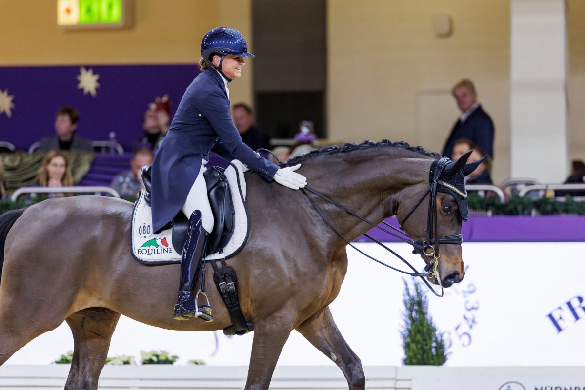 Der Burg-Pokal Sieger ist nun ein S***-Pferd – Dorothee Schneiders Barcelo gewann die Intermédiaire II in Ankum. Foto: sportfotos-lafrentz.de