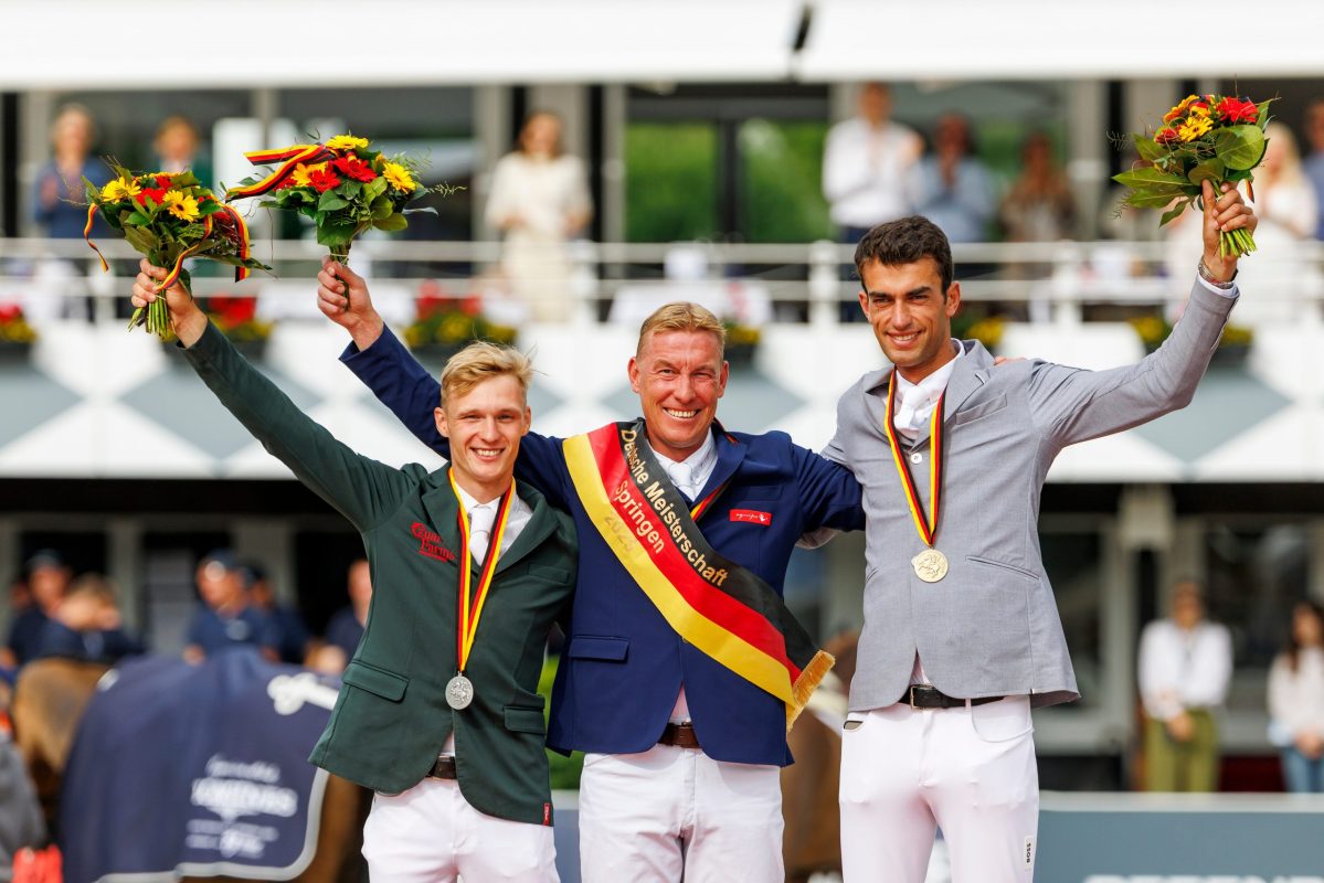 Ein überglücklicher Mario Stevens und nicht minder zufriedene Medaillengewinner bei den Deutschen Meisterschaften der Springreiter 2025. Foto: sportfotos-lafrentz.de