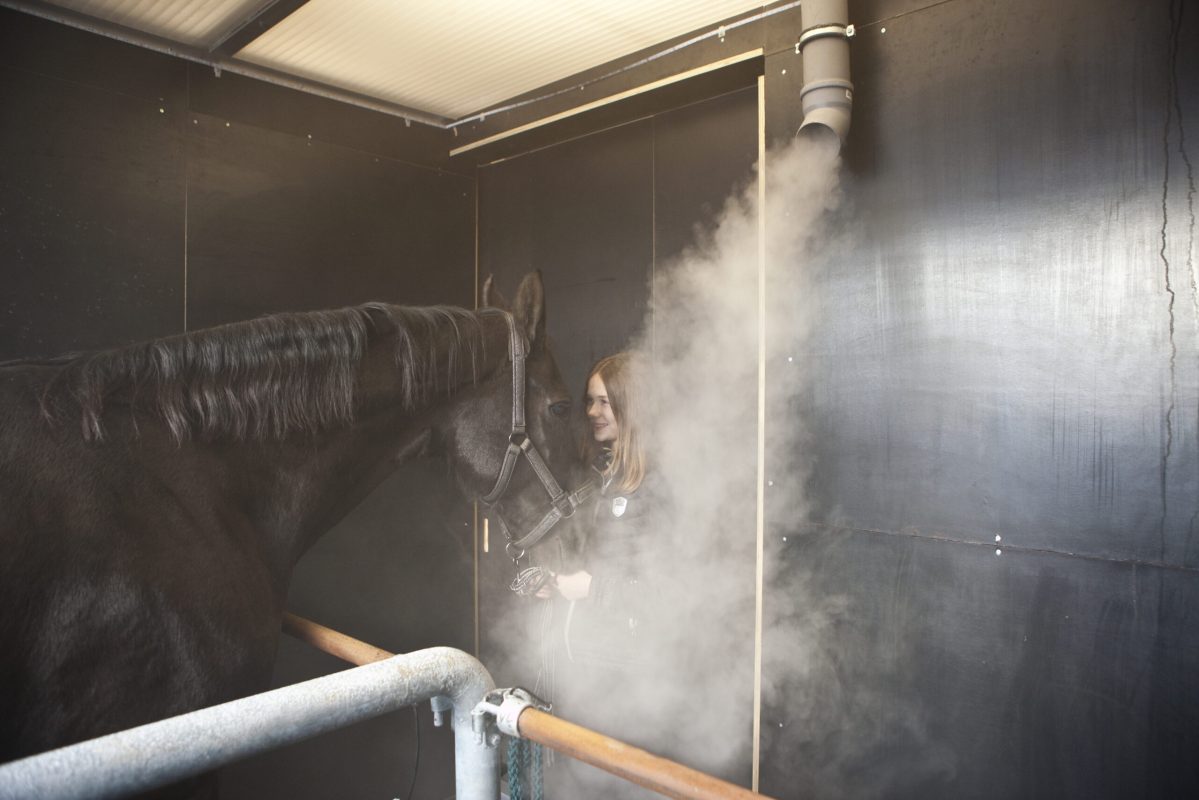 Auch der Pferdebesitzer kann auf Wunsch von der Inhalation profitieren. Weitere Informationen zur Salzkammer auf dem Niershof und Kontaktdaten unter www.niershof.de  Fotos: Simone Stähn