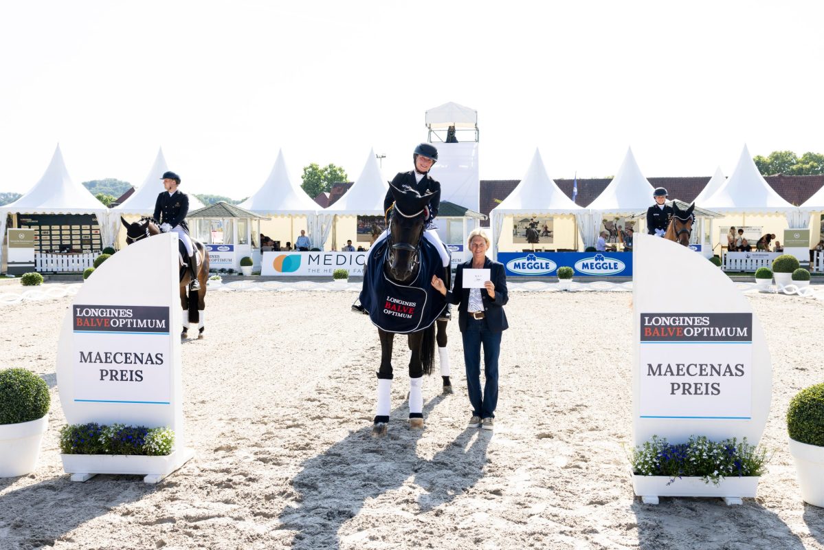 Der fünftplatzierte Special Blend (73,480 Prozent) nahm die Meriten für Stallkollegin Wendy nach ihrem Grand Prix-Sieg mit Isabell Werth entgegen. Foto: Thomas Hellmann