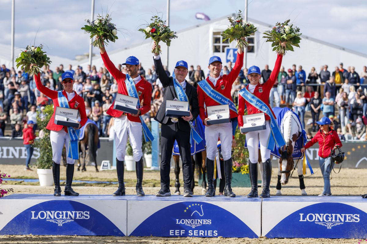 Sieg im Nationenpreis von Mannheim für Jörne Sprehe, Christian Kukuk, Gerrit Nieberg und Sophie Hinners. Und in ihrer Mitte der strahlende neue Equipechef Ralf Runge. Foto: sportfotos-lafrentz.de