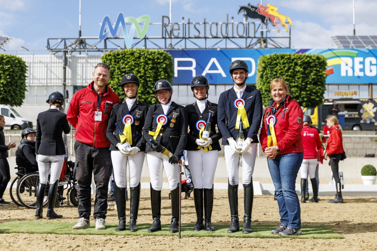 Glückliche Gesichter bei allen Beteiligten am Nationenpreiserfolg (v. li.): Nico Hörmann (Koordinator Para-Dressur), Regine Mispelkamp, Heidemarie Dresing, Melanie Wienand, Noah Kuhlmann und Bundestrainerin Equestrian Silke Fütterer-Sommer. Foto: Sportfotos-lafrentz.de