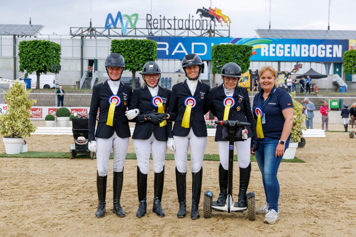 MANNHEIM - Maimarkt-Turnier 2026

Team Germany
DRESING Heidemarie (GER), BENZINGER Martina (GER), WIENAND Melanie (GER), MISPELKAMP Regine (GER), FUETTERER-SOMMER Silke (Bundestrainerin Para-Dressur)
Para-Dressur Mannschaftswertung / Mannschaftsehrung

Mannheim, Reitstadion Maimarkt
04. May 2026
© www.sportfotos-lafrentz.de/Stefan Lafrentz