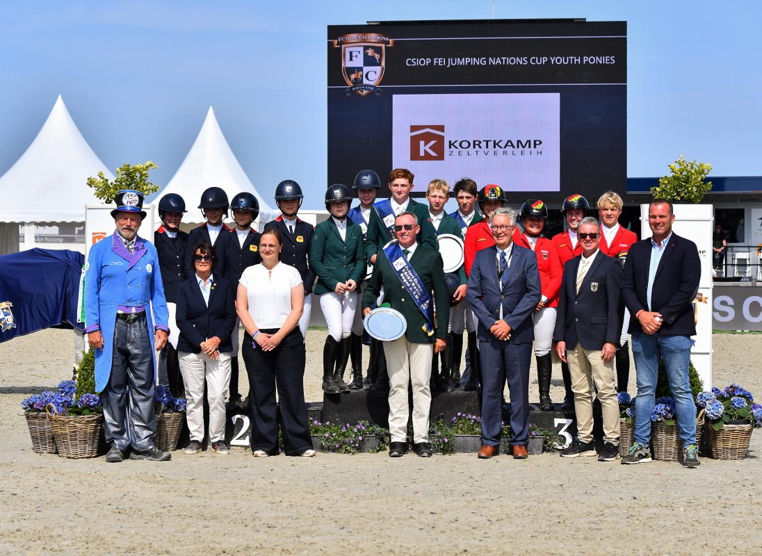 Das Podium des Nationenpreises der Ponyspringreiter bei den Future Champions 2025 mit Deutschland auf dem zweiten Platz. Foto: Rüchel